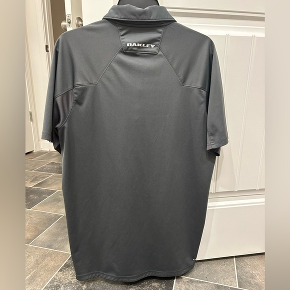 Oakley button up Performance wear! Size Medium! - Picture 3 of 5